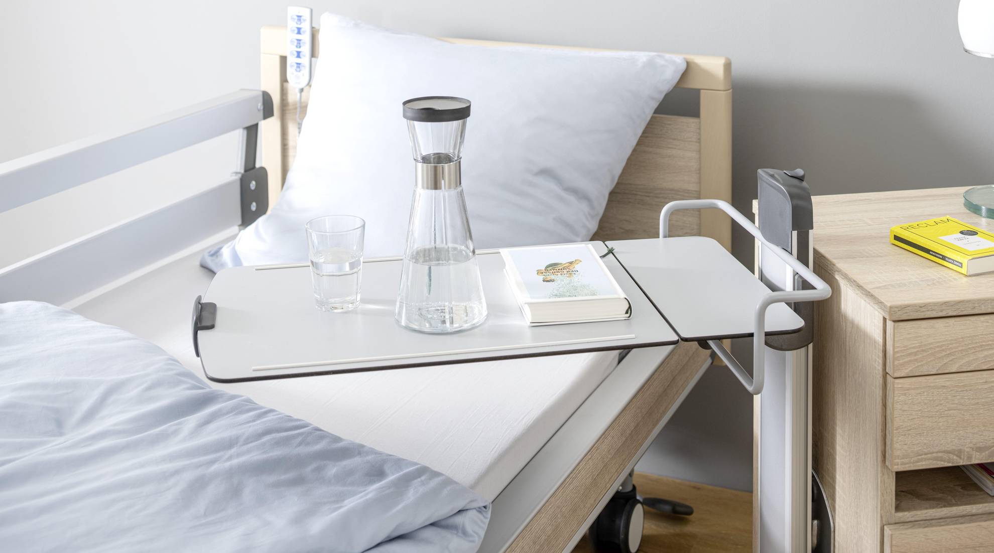 Table de nuit avec tablette repas pour lit médicalisé